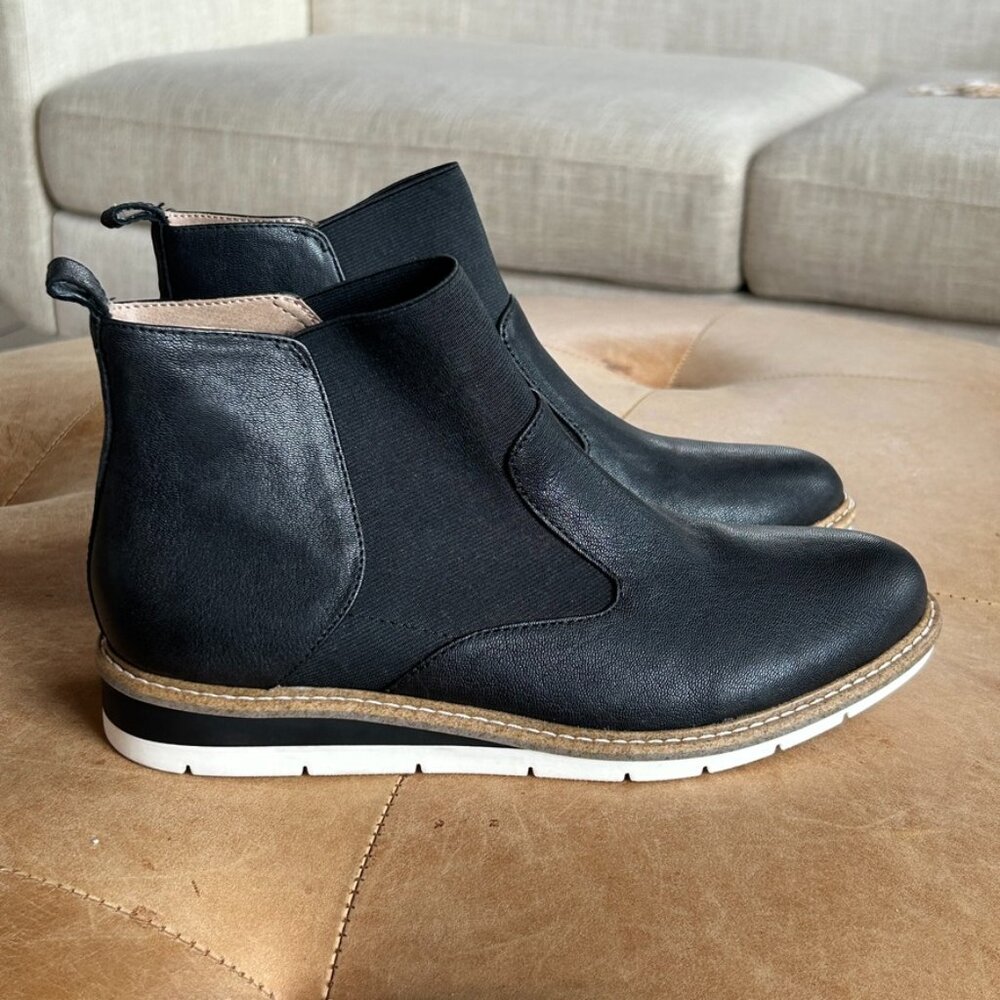 Black Leather Chelsea Ankle Boots 7.5M Minimalist Pull On Low‎ Profile